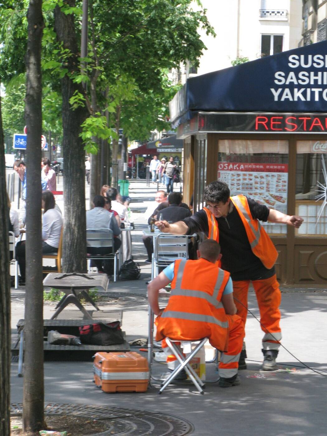 Photographie originale de deux techniciens du câble à Paris, prise le 19 mai 2011 à 18 h 37